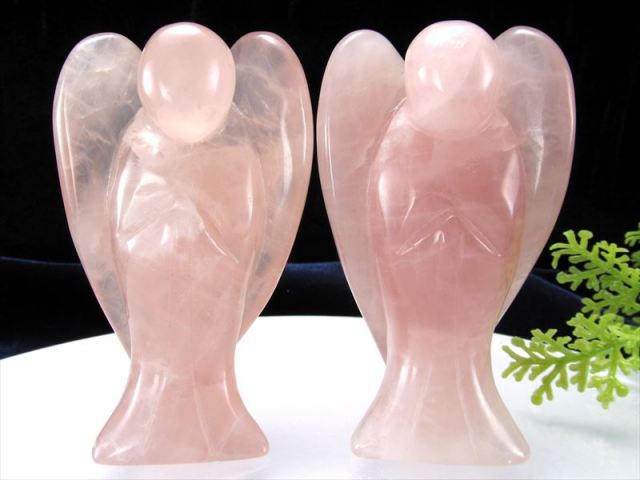 Lサイズ 4A ディープローズクォーツ エンジェル彫り 約90g-100g前後 恋愛運の象徴 インテリアに 風水グッズ 天使 置物