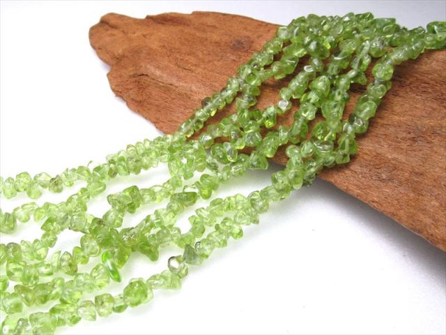ペリドット さざれ 約2mm-7mm 一連 約75-80cm ツヤツヤ透明美品 rn-s パワーストーン 天然石