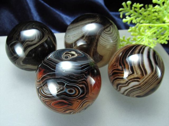 ダーク系カラー サードオニキス 丸玉 直径約30mm-32mm 赤縞瑪瑙 自然がつくりあげた神秘的なアート つやつや赤黒色に白い縞模様 夫婦の幸せのお守り