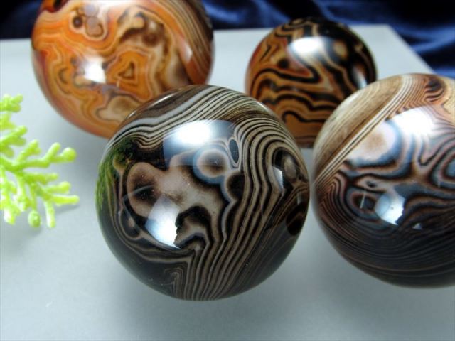 ダーク系カラー サードオニキス 丸玉 直径約30mm-32mm 赤縞瑪瑙