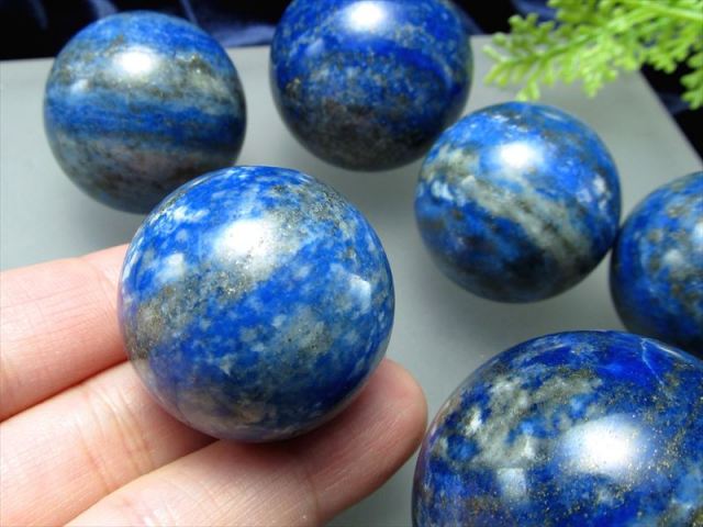 ラピスラズリ 丸玉 直径約34mm-36mm つやつや光沢のある紺色