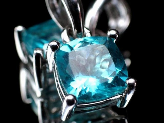 5A スカイブルーアパタイト 燐灰石 ペンダントトップ スクエアカット 石サイズ縦約6mm 超透明宝石質 シンプルな四つ爪タイプ 絆を強める石 SILVER925
