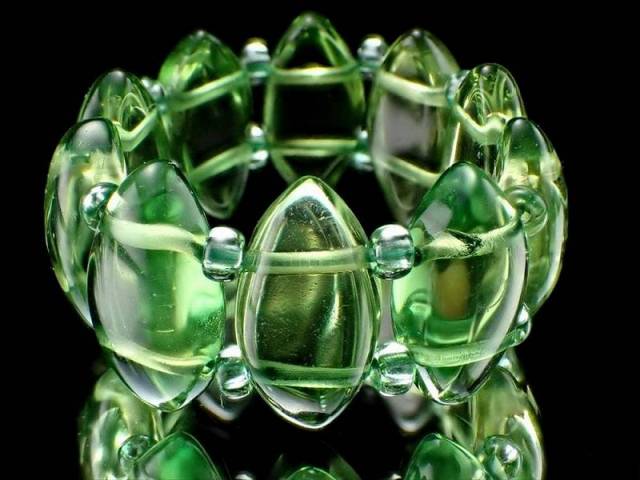 グリーンアンバー 天然琥珀 リーフカットリング 石サイズ縦幅約12mm 指輪 リング 植物由来ならではの優しい肌触り フリーサイズ タイプA バルト海産