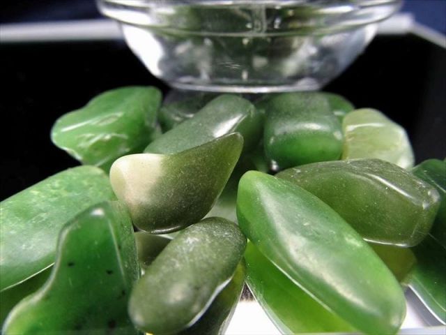 ネフライトジェイド 軟玉翡翠ネフライト さざれ 約100グラム 粒の大き