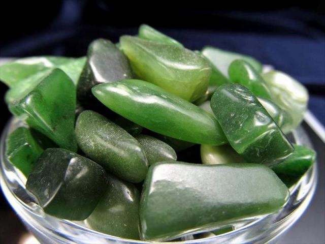 ネフライトジェイド 軟玉翡翠ネフライト さざれ 約100グラム 粒の大き