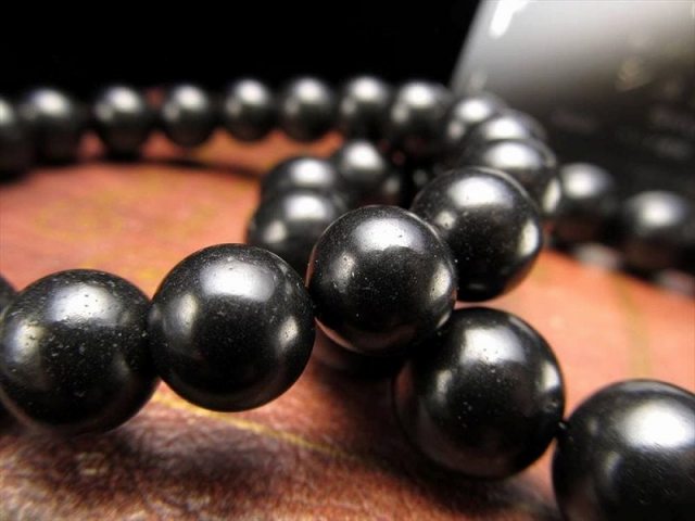 シュンガイト ブレスレット 約6mm-6.5mm×29珠前後 希少レア 地球上で唯一の天然フラーレンを含む希少鉱物 ギャランティカード付属 カレリア共和国産