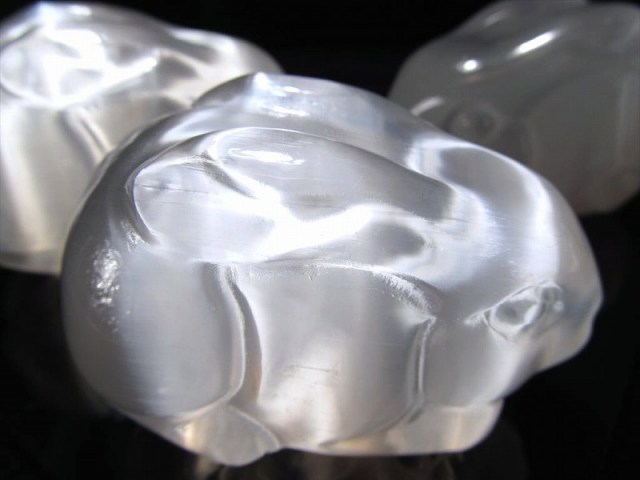 セレナイト(透石膏)雪兎(ウサギ)彫刻置物 最大幅約8cm 1個売り 干支 縁起物 雪うさぎモチーフ 子孫繁栄・商売繁盛 聖母マリアのガラス インテリアや贈り物に