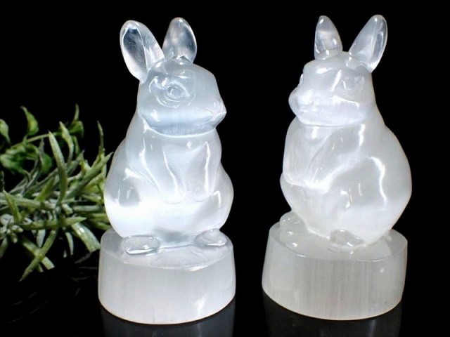 セレナイト 透石膏 兎 ウサギ 彫刻置物 長さ幅約9.5cm 1個売り 干支 縁起物 立ってるうさぎモチーフ 子孫繁栄・商売繁盛 聖母マリアのガラス