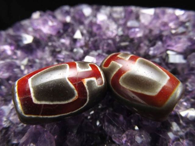 女性にピッタリミニサイズ 黒鳶赤紋宝瓶天珠 くろとびせきもんほうびんてんじゅ 全長約19mm 1個売り インパクトのある赤色模様