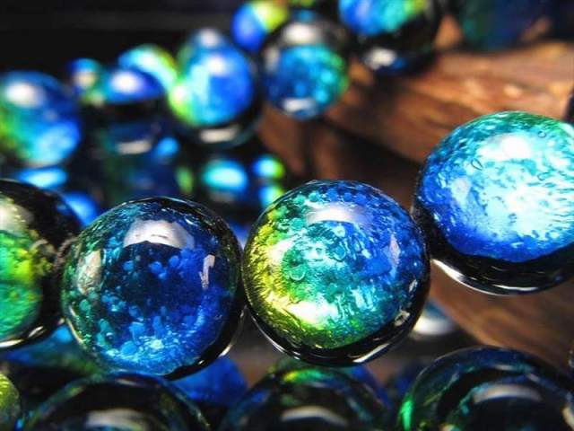 約6.5mm ブルーグリーン 蓄光ホタルガラス トンボ玉 とんぼ玉 ビーズ ラウンド型 一連 約34-36cm 待望のNEWデザイン 暗闇で神秘的に発光 タイプN-D