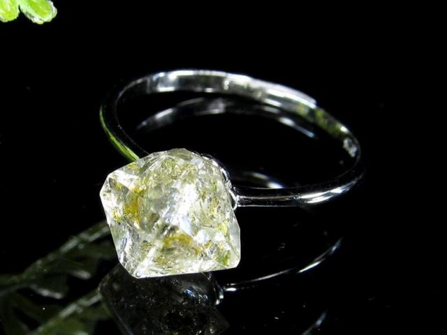 オイルインクォーツ 石油入り水晶 結晶 リング シングルタイプ フリーサイズ 約13号～ 結晶サイズ縦約8-9mm前後 サイズ調整可 幻想的な蛍光発色 超透明