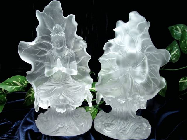 蓮の葉に包まれた 観音菩薩 ガラス製 置物 1個売り 高さ約200mm前後 重