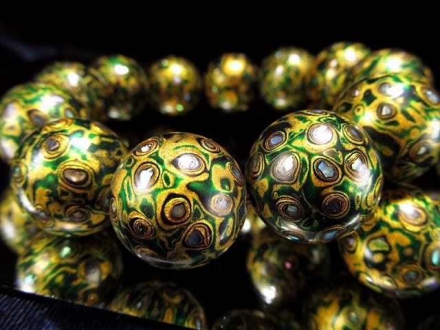 大漆螺鈿(らでん)ブレスレット 約20mm×12珠 グリーンカラー 無形文化遺産に登録 鮮やかな螺鈿細工 天然漆コーティング 黒檀製