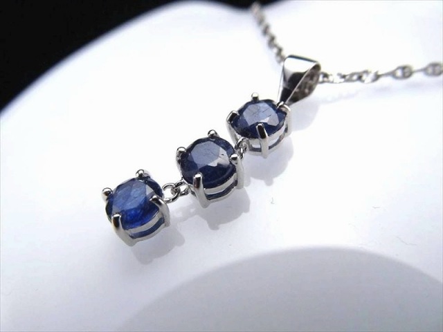 宝石質 サファイア ペンダントトップ ラウンドカット 石サイズ縦約5mm×3石使用 全体サイズ約20mm ゆらゆら揺れるタイプ 濃厚透明ネイビーブルー 青玉