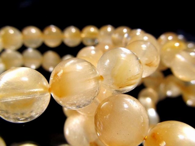 イエローラビットファークォーツ ブレスレット 10mm-10.5mm×19珠前後 パステルイエロー ふんわりラビットファー入り インスピレーションを高めてくれる石
