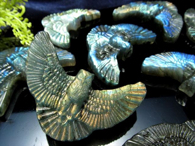 鮮やかレインボーシラー ラブラドライト 羽ばたくフクロウ 梟 彫刻置物