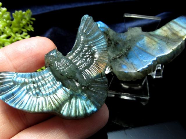 鮮やかレインボーシラー ラブラドライト 羽ばたくフクロウ(梟