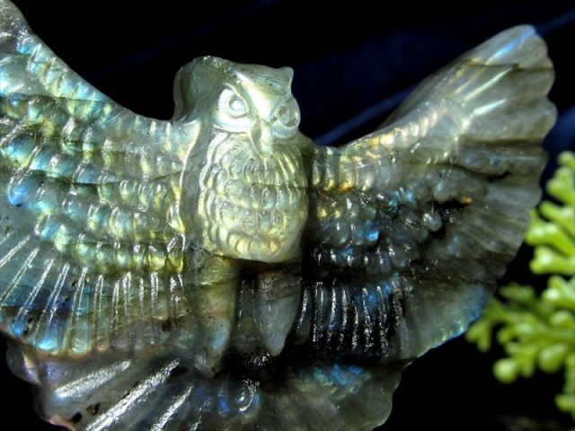 鮮やかレインボーシラー ラブラドライト 羽ばたくフクロウ(梟