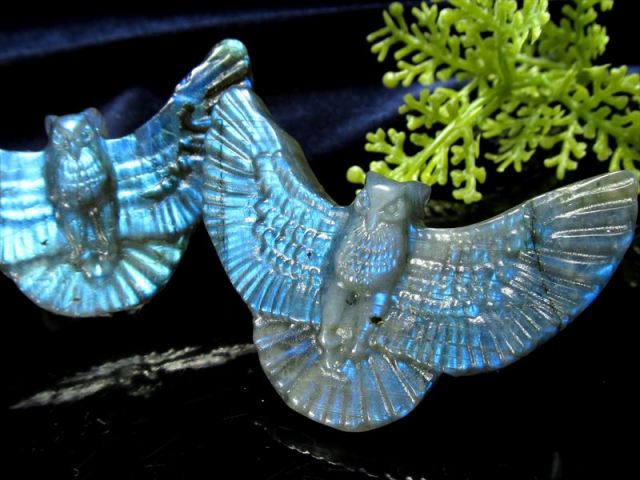 鮮やかブルーシラー ラブラドライト 羽ばたくフクロウ 梟 彫刻置物 1個売り 重さ約10g-25g 繊細な天然石彫刻置物 幸運を呼び込む鳥 縁起物ふくろう 不苦労