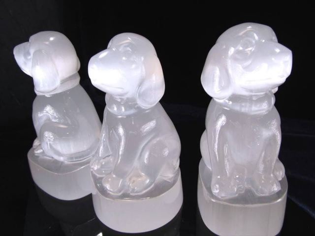 セレナイト ドッグ彫刻 高さ約10cm 愛らしいビーグル犬 夢の実現を助ける 子宝や安産祈願の象徴 聖母マリアのガラス 彫刻置物 メキシコ産