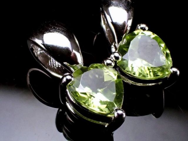 極上5A 超透明宝石質 ペリドット ペンダントトップ ハートカット 石サイズ縦約6mm 輝き放つ 繊細カット 太陽の象徴 8月の誕生石 ミャンマー産