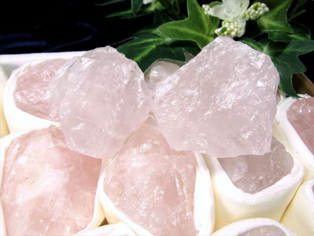 箱売り ローズクォーツ ラフ原石タイプ 詰合せ 約500g-600g 箱サイズ約12cm×19cm 愛とやさしさの象徴 ブラジル産 hos