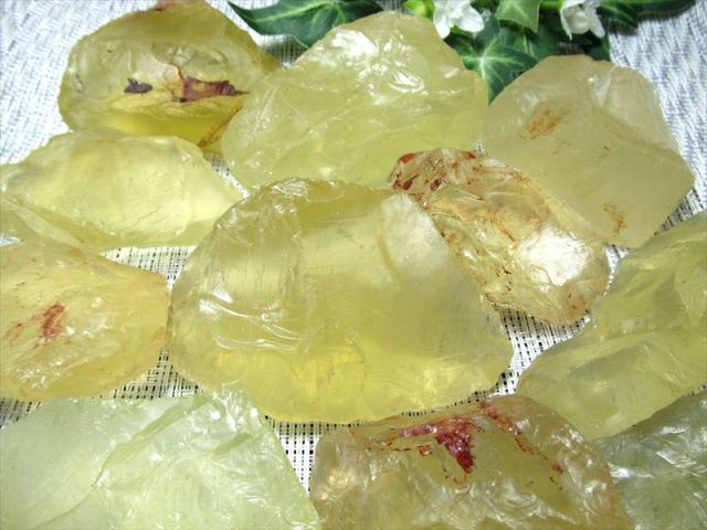 瑞々しいイエローの天然石 レモンクォーツ ラフ原石タイプ 1個売り 重