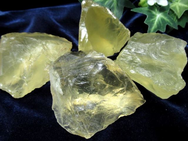 瑞々しいイエローの天然石 レモンクォーツ ラフ原石タイプ 1個売り 重
