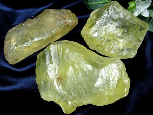 瑞々しいイエローの天然石 レモンクォーツ ラフ原石タイプ 1個