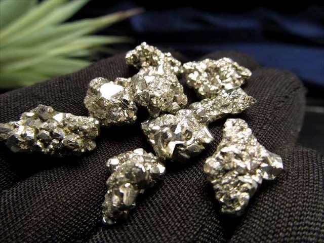 小粒タイプ パイライト 結晶 さざれ 約300g入り 粒の大きさ約7mm-15mm 上品に煌くパイライト結晶 高級感のある光沢 強力な邪気払いの石 小サイズ ペルー産