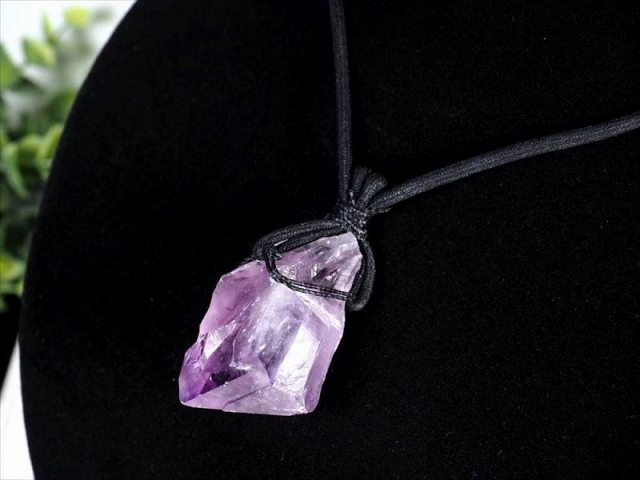 天然 アメジスト ポイント原石 ネックレス 水晶サイズ約4cm-5.5cm 紐長さ約60cm 1個売り ナチュラルな原石そのままの魅力たっぷり ブラジル産
