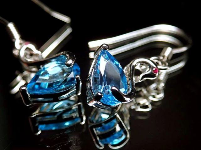 激安宣言 5A スイスブルートパーズ スワンモチーフ ドロップカット ピアス 石サイズ縦約8mm 優雅な白鳥モチーフ シルバータイプ ブラジル産 geki-7070C28S