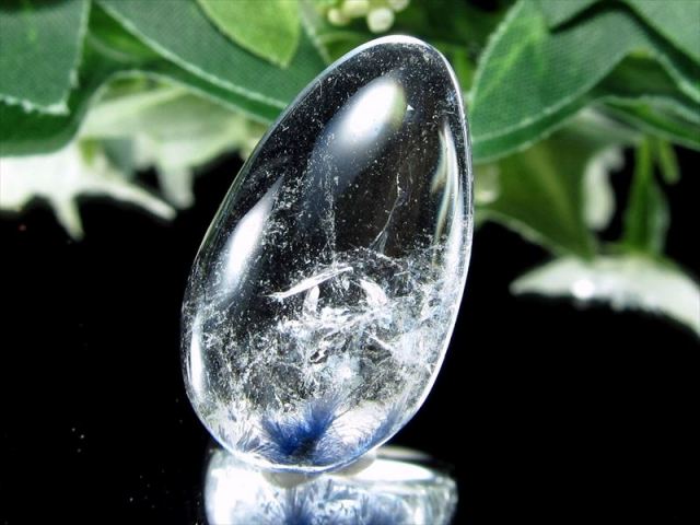 水晶の中に咲く瑠璃色の花 デュモルチェライト イン クォーツ ドロップ