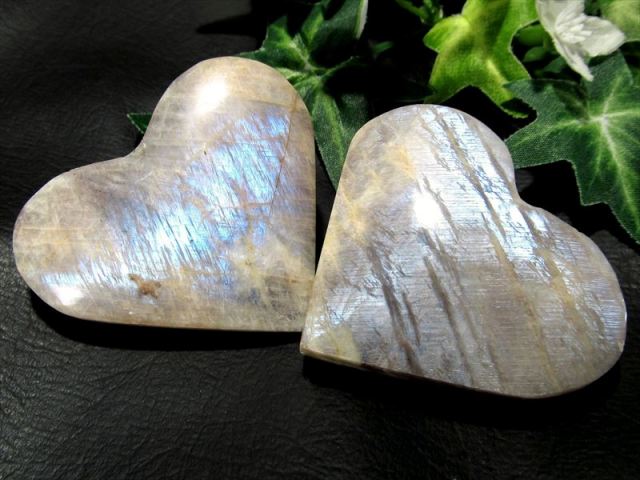 美しい銀と青のシラー ムーンストーン ハート型 タンブル 重さ約110g-120g 1個売り 輝くシルバーシラーとブルーシラー 永遠の愛の象徴 6月の誕生石 月長石