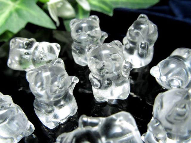 1粒売り 天然水晶 左手招き猫 全長約15mm 通し穴の直径約2mm 商売繁盛 
