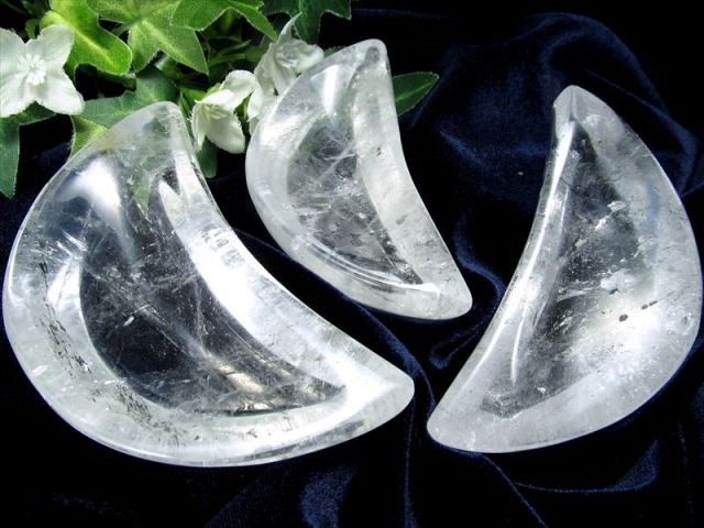 小物が浄化できる天然石小皿 天然水晶 月型小皿 置物 1個売り 重さ78g-129g すべての浄化と純粋さを象徴する石 そのまま飾っても可愛い