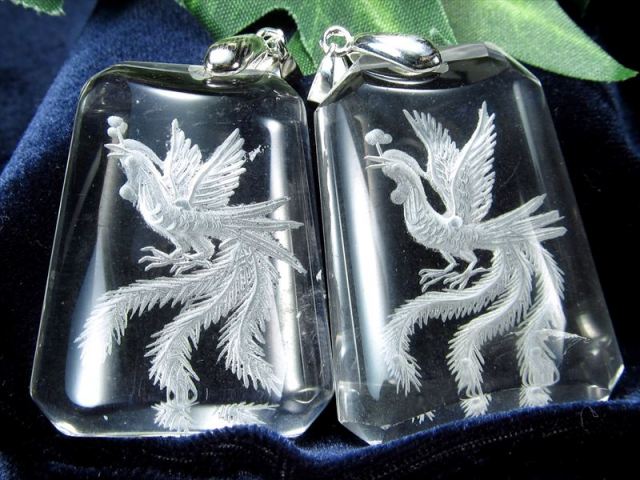 吉祥の霊鳥 天然水晶 鳳凰彫り 台形型 ペンダントトップ 1個売り 幅約