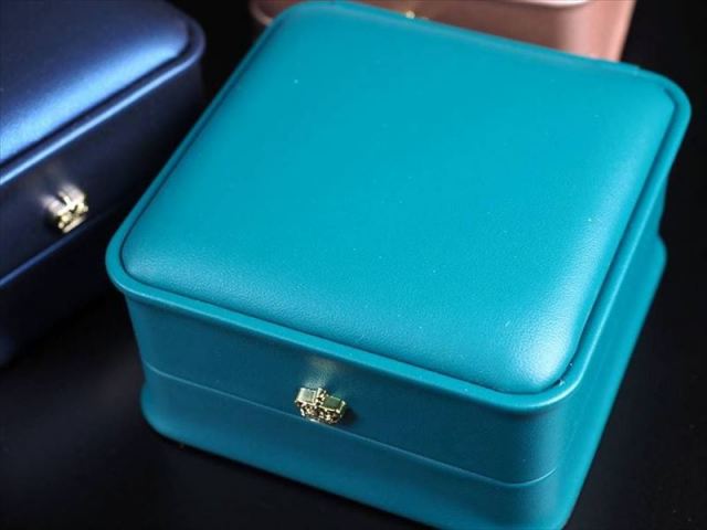 美品　フレッド　ブレスレットケース　空箱 選べる4色 クラウンブレスレットケース 化粧箱 ケースサイズ約9cm×9cm