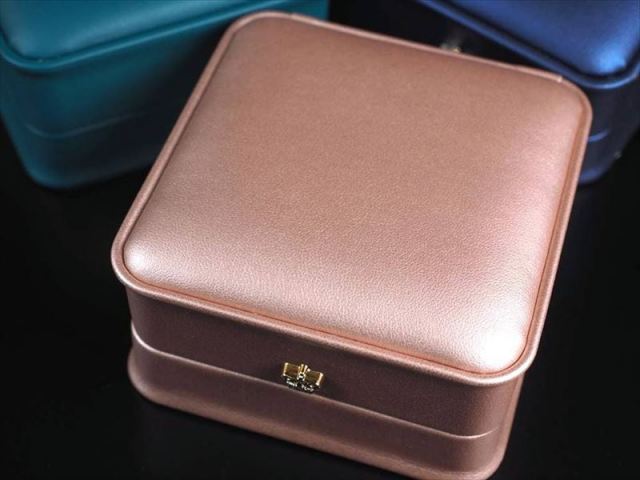 選べる4色 クラウンブレスレットケース 化粧箱 ケースサイズ約9cm×9cm