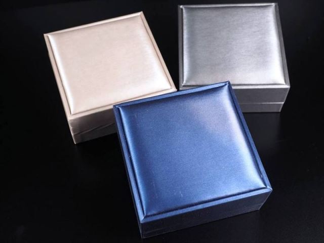 選べる3色 高級仕様ジュエリーボックス ブレスレット用 化粧箱 ケースサイズ約9cm×9cm 清楚感のある上品光沢 inmy-4 パワーストーン 天然石