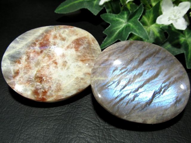 美しい橙と青の輝き サンストーン ムーンストーン共生 ホットストーン型 タンブル 重さ約40g-60g 1個売り 輝くシルバーシラーとブルーシラー