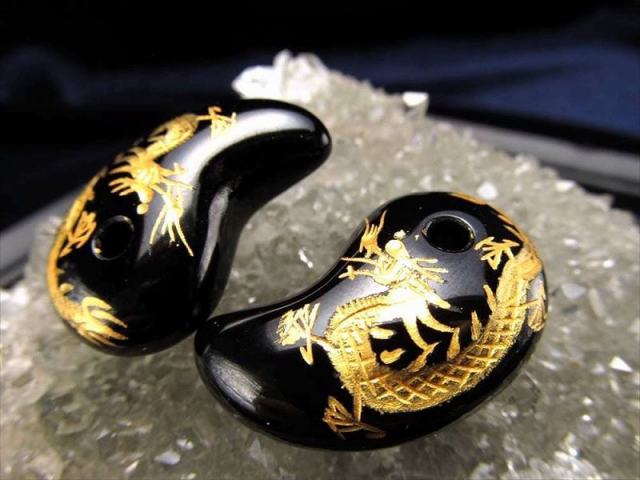 1個売り 金塗り龍彫りブラックオニキス勾玉 (まがたま)縦約30mm×横約  