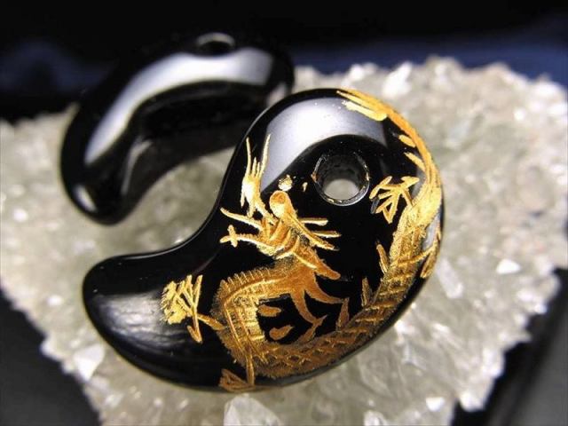 1個売り 金塗り龍彫りブラックオニキス勾玉 まがたま 縦約30mm×横約19mm 天然石 ブラジル産 パワーストーン 天然石