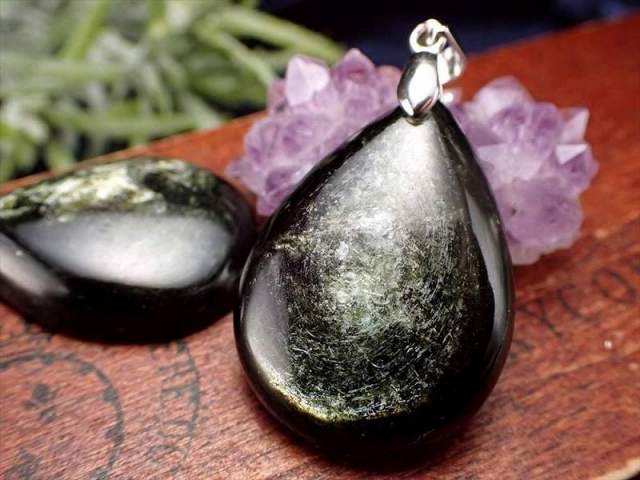 極上 天然マイカ フックサイト ペンダントトップ 石サイズ縦約28mm-32mm 1個売り 天然メタリックディープグリーン結晶 美しく気品ある煌めき Silver925