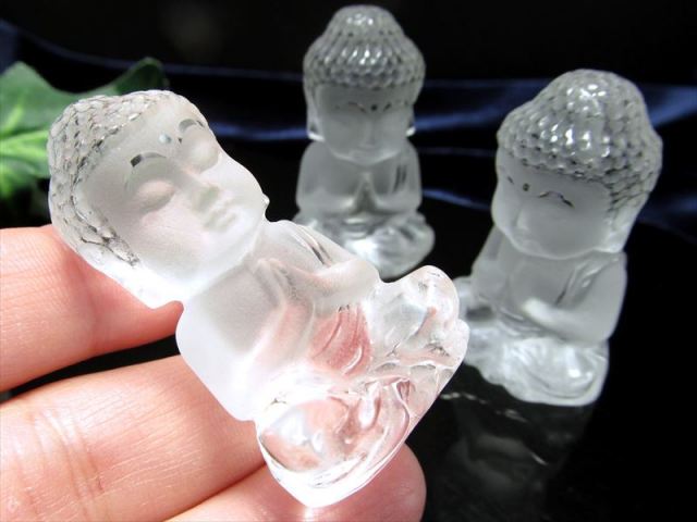 天然水晶 ミニ大仏くん 彫刻 置物 高さ35mm-40mm前後 重さ約17g-20g すべての浄化と純粋さを象徴する石 坐像(ざぞう)阿弥陀如来像