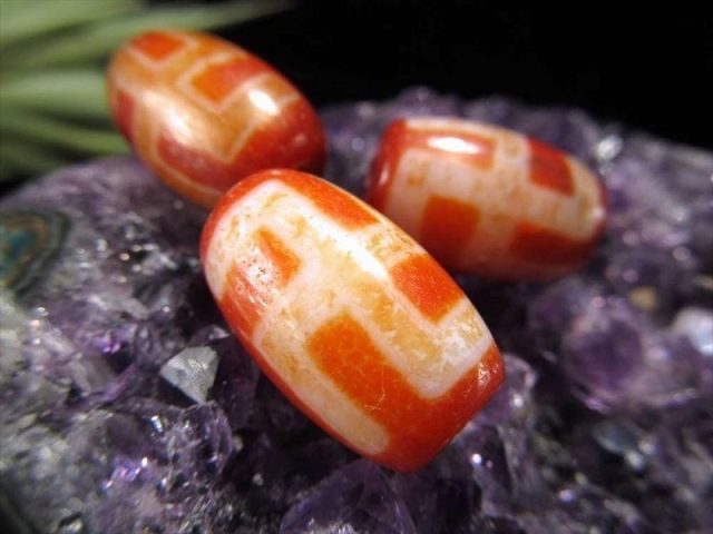 紅朱砂入り 一眼卍天珠 いちがんまんじてんじゅ 紅天珠 1個売り 約18mm ころんと可愛いミニ天珠 一眼天珠 卍天珠 チベット発祥の厄除け・開運お守り