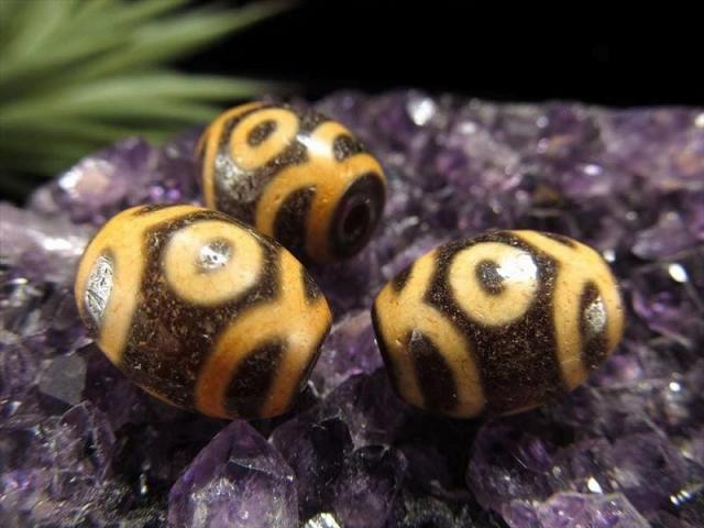 ミニ天珠 六弁蓮花三眼天珠 ろくべんれんかさんがんてんじゅ 全長約16mm 1個売り 罪障や厄難を除き、生命、健康を守り、財運を呼ぶ ころんと可愛いミニ天珠