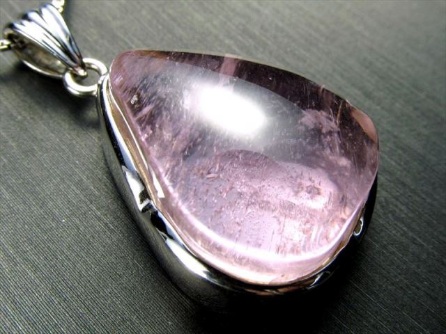 極上宝石質 クンツァイト ドロップ型 ペンダントトップ 石の幅21mm 重さ11.1g ぷるりとしたドロップ型 持ち主の魅力を高める石 リチア輝石