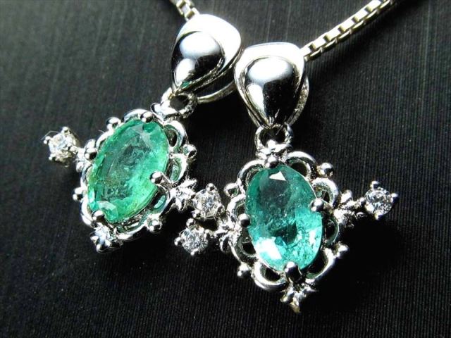 超透明宝石質5A エメラルド 翠玉 ペンダントトップ オーバルカット 1個売り 石サイズ縦約6.0mm Silver925 ジルコニア装飾タイプ 世界四大宝石の一つ