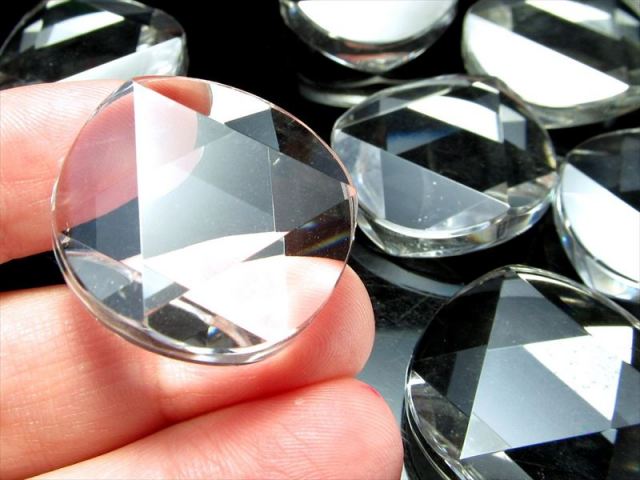 1個売り 天然水晶 コイン型 タンブル トリゴナルカット 直径約25mm前後 超透明 すべての浄化と純粋さを象徴する石 ブラジル産 パワーストーン 天然石